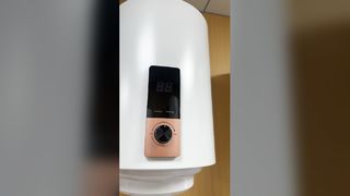 น้ำร้อนแบบออนดีมานด์: เครื่องทำน้ำร้อนเก็บไฟฟ้า